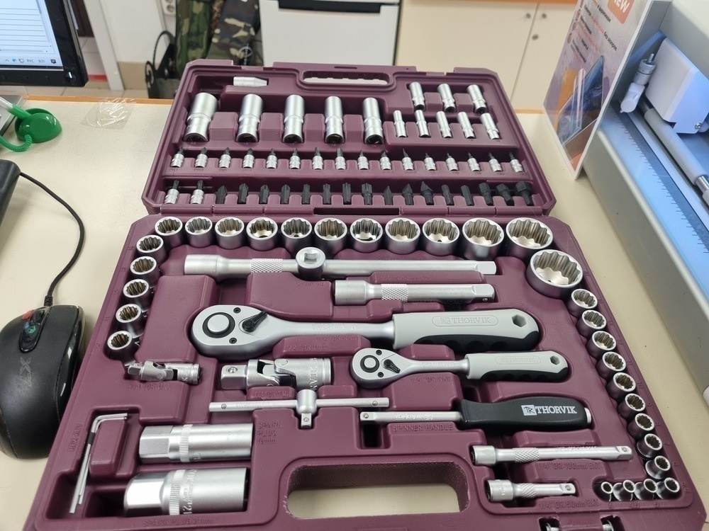 Набор инструментов Thorvik UTS0082