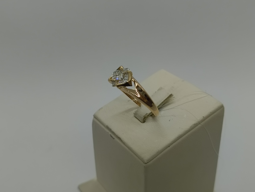 КОЛЬЦО С КАМНЯМИ (Au 585)