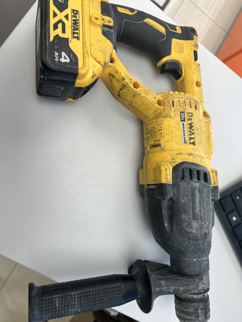 Перфоратор Dewalt DCH133