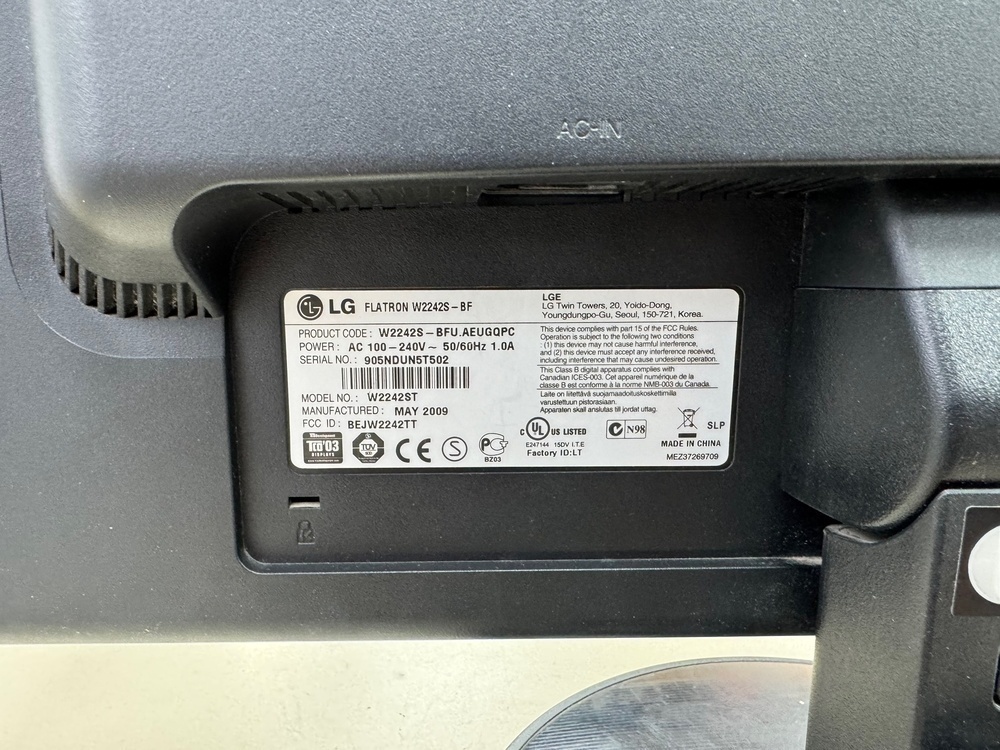 Монитор LG W2242S