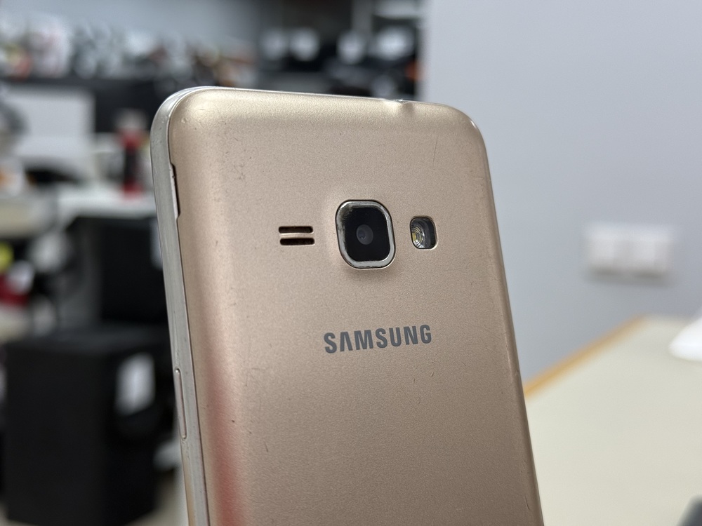 Смартфон Samsung Galaxy J1 2016 1/8