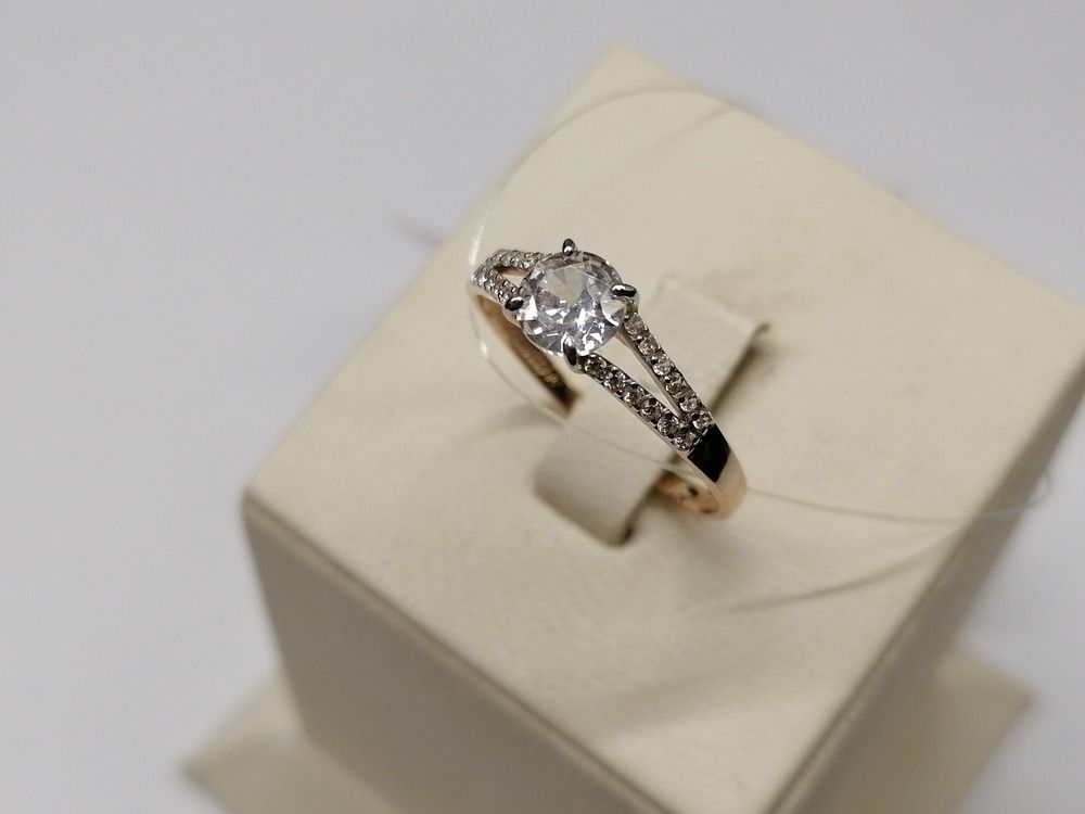 КОЛЬЦО С КАМНЯМИ (Au 585)