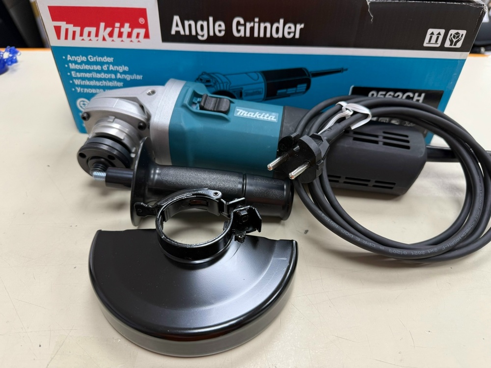 Угловая шлифмашина Makita 9562CH;