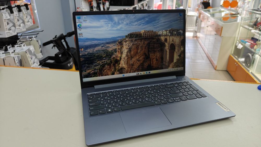 Ноутбук Lenovo; Ryzen 5 7520U, Radeon 610M, 8 Гб, 512 GB, Нет