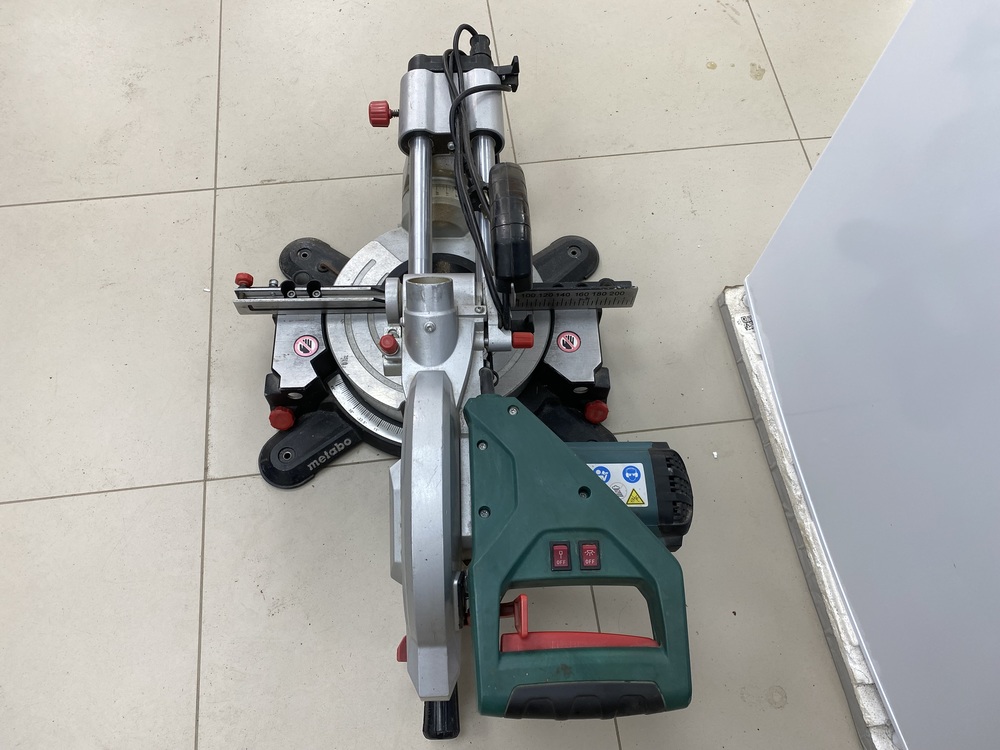 Торцовочная пила Metabo KGS 216M;