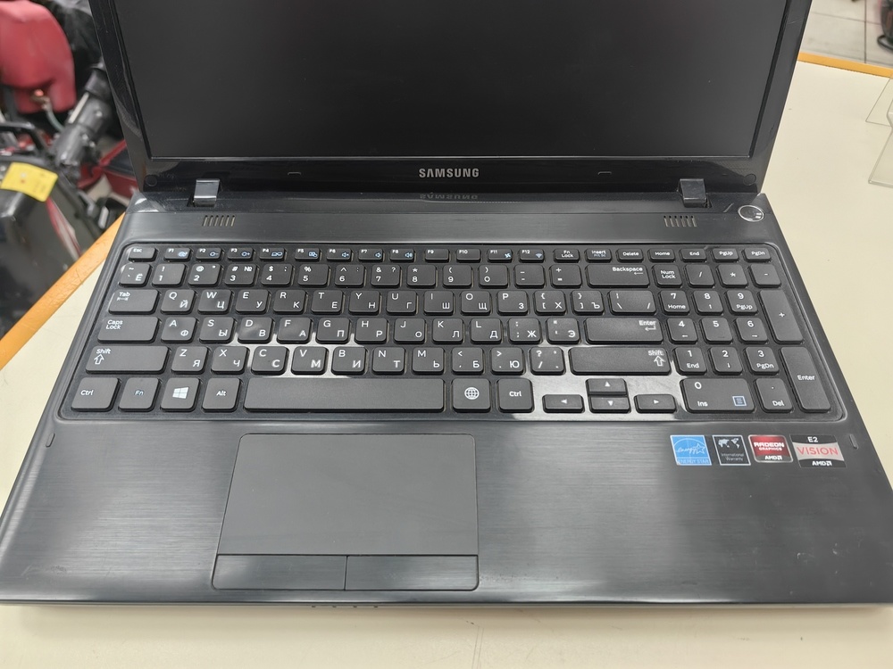 Ноутбук Samsung NP355E5C; E2-1800, Intel UHD Graphics, 2 Гб, Нет, 320 Гб