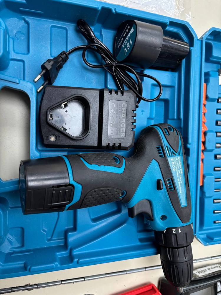 Шуруповерт Makita NO Name;