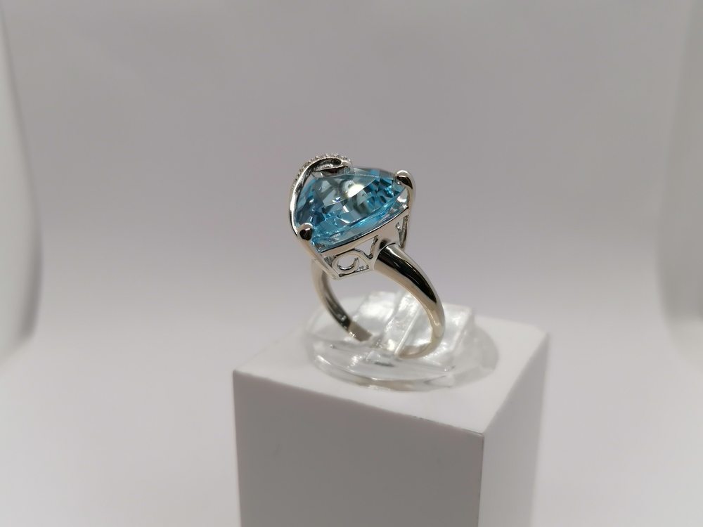 КОЛЬЦО С КАМНЯМИ (Au 585)