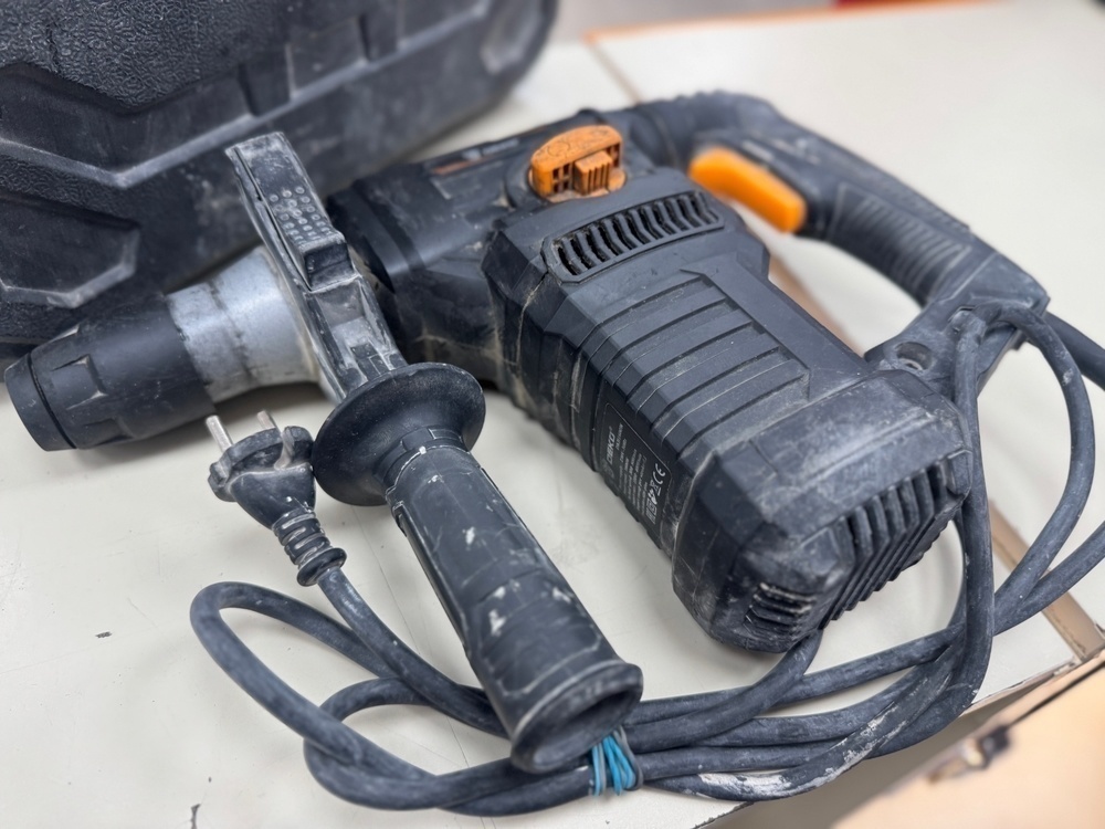 Перфоратор Deko DKH1600W