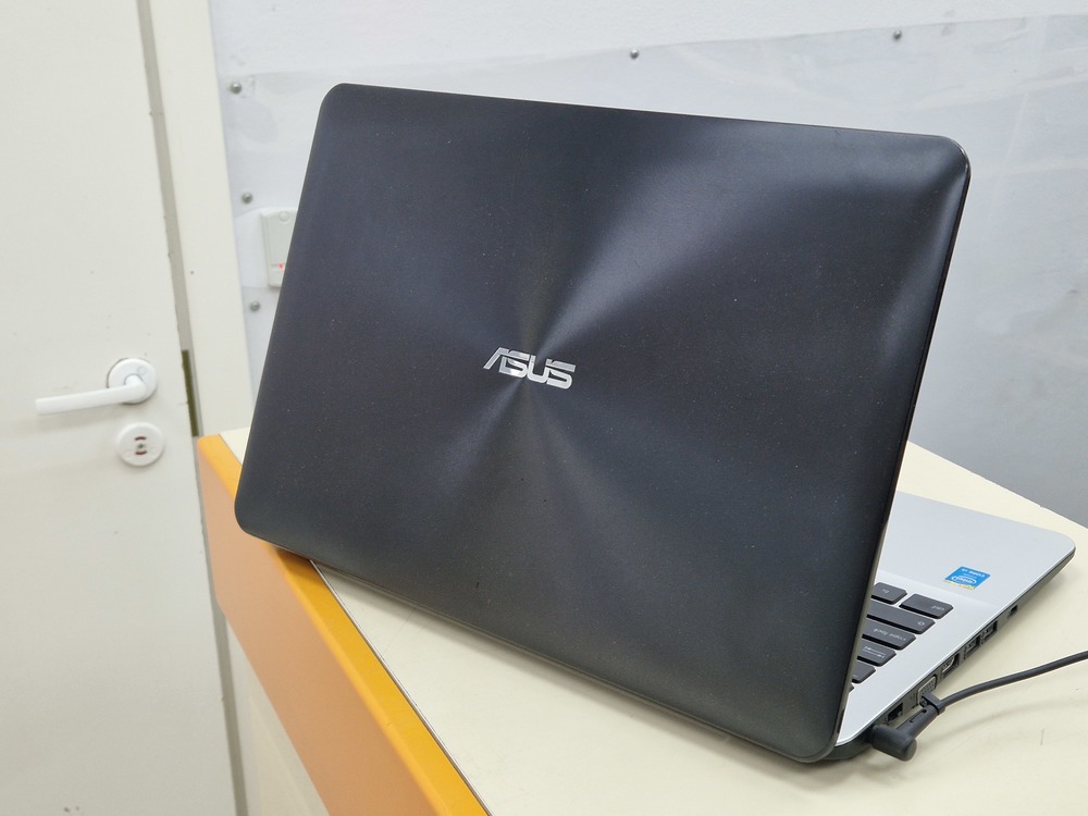 Ноутбук ASUS X555L; Core i5-4210U, GeForce 840M, 12 Гб, 256 Гб, Нет