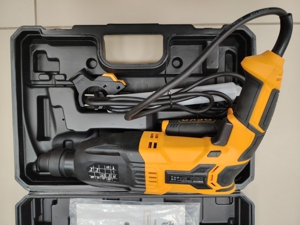 Перфоратор Deko DKH1000W