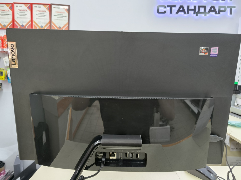 Моноблок Lenovo; Ryzen 3 4300U, Radeon Graphics, 8 Гб, 500 Гб, Нет