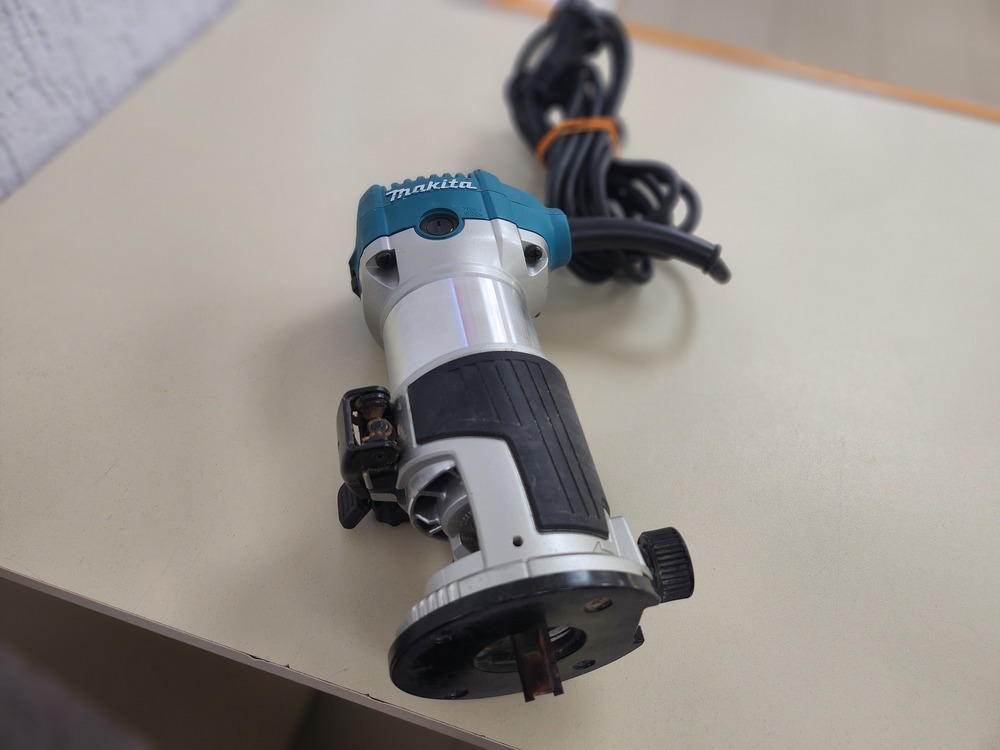 Фрезер Makita RT0700C;