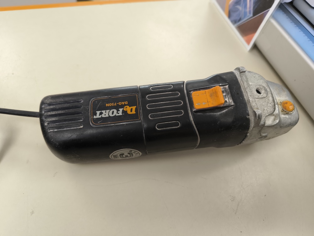 Угловая шлифмашина Defort DAG-750n-r