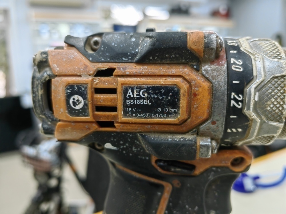 Шуруповерт AEG BS18SBL