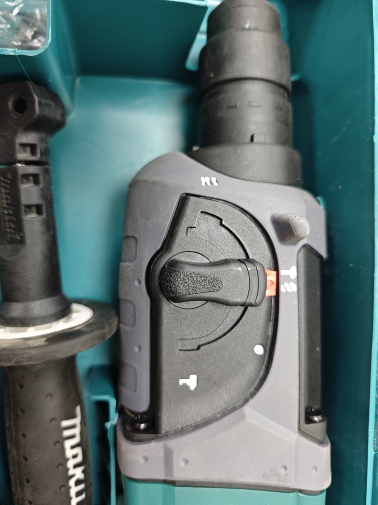 Перфоратор Makita HR2470FT