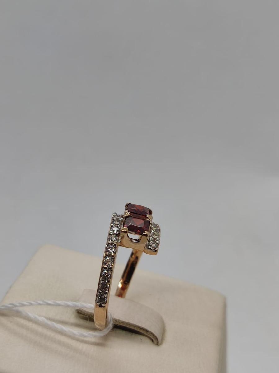 КОЛЬЦО С КАМНЯМИ (Au 585)