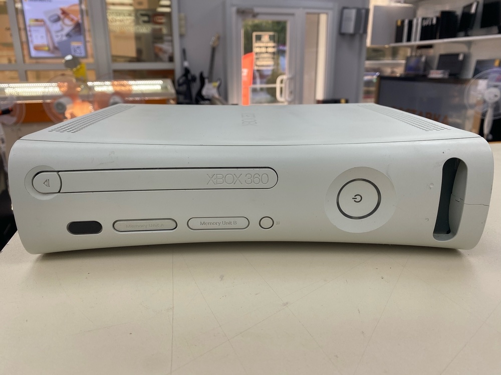 Игровая приставка Xbox 360;