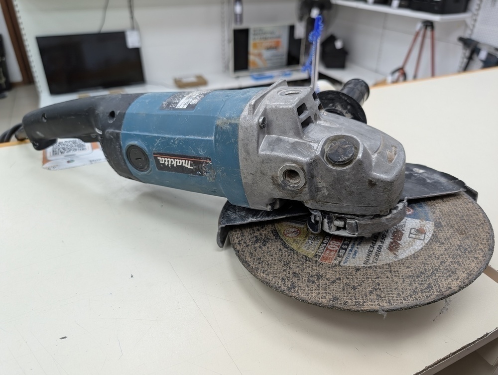 Угловая шлифмашина Makita 9069F