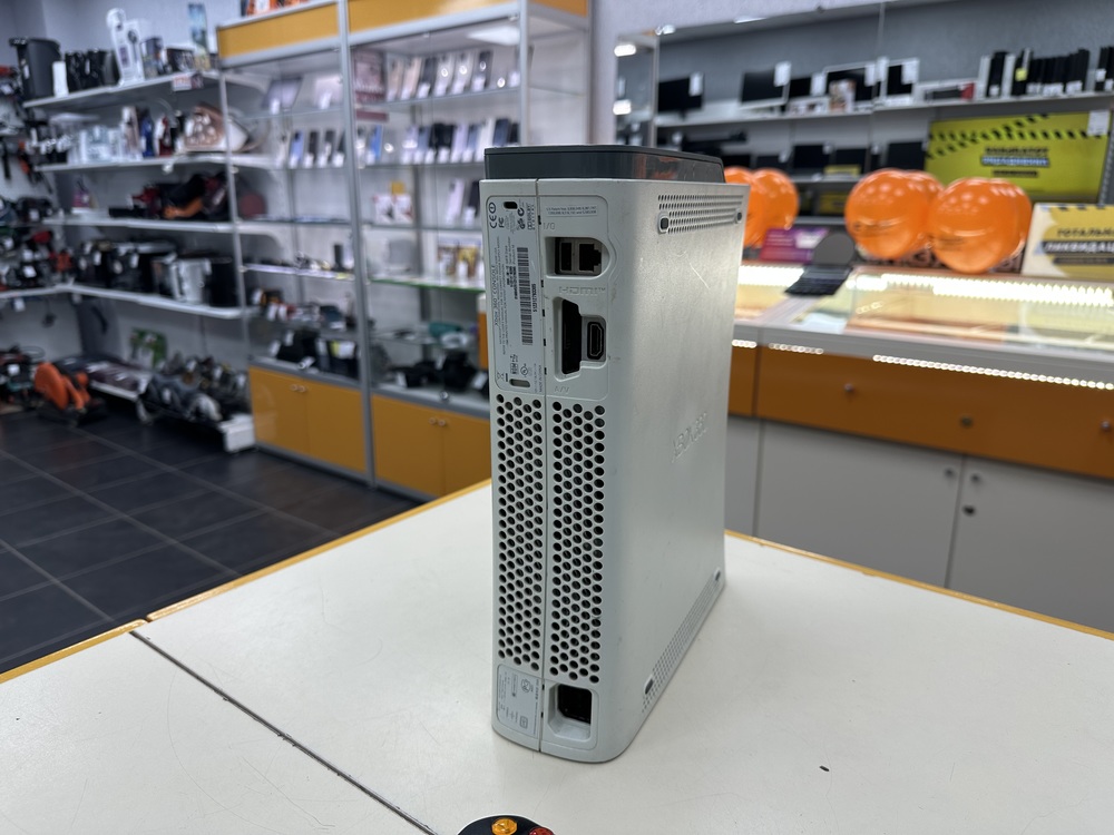 Игровая приставка Xbox 360;