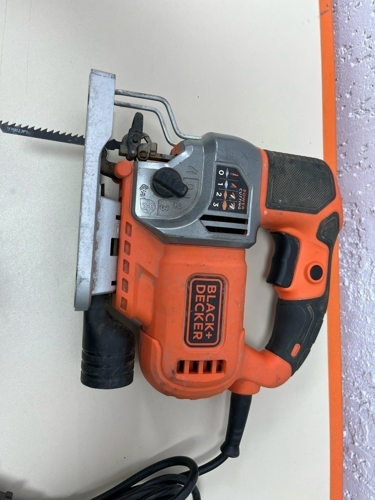 Лобзик Black & Decker BES610;