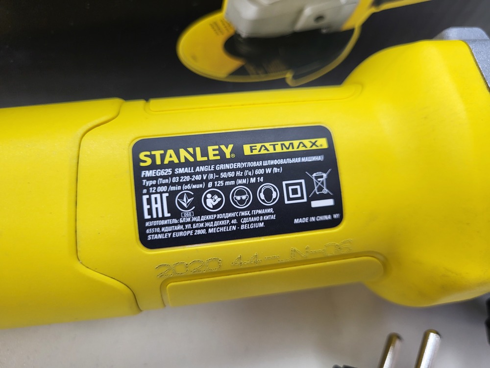 Угловая шлифмашина Stanley FMEG625