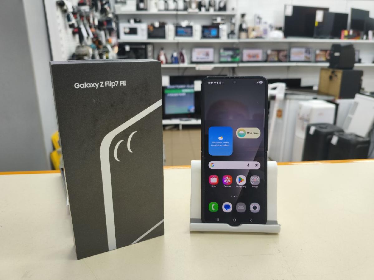 Смартфон Samsung Galaxy Z Flip 7 FE 8/128