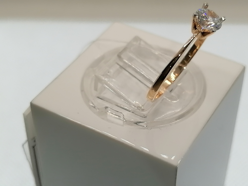 КОЛЬЦО С КАМНЯМИ (Au 585)