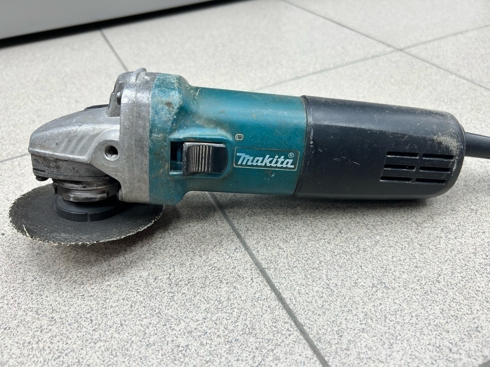 Угловая шлифмашина Makita 9555HN