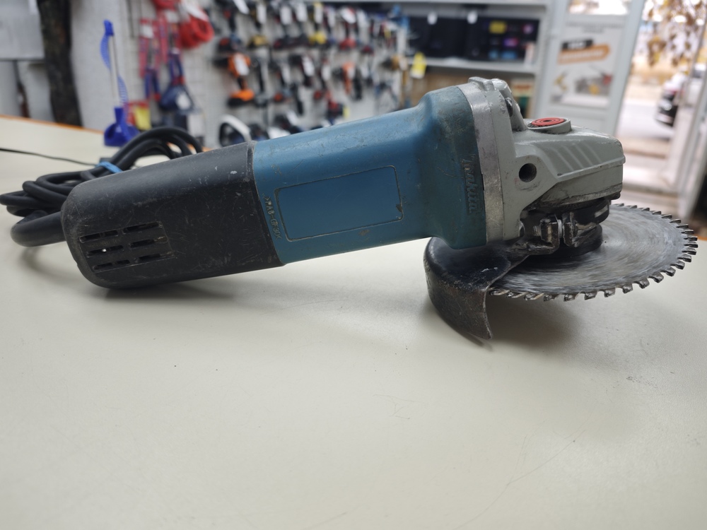 Угловая шлифмашина Makita 125