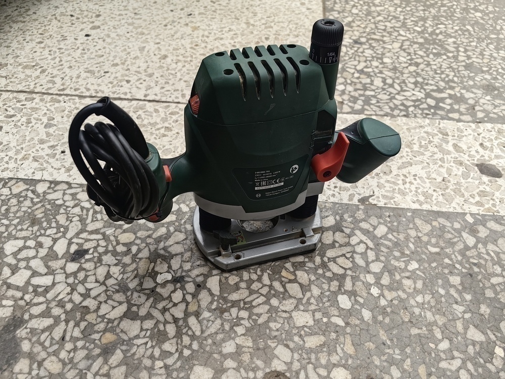 Фрезер Bosch POF 1400 ACE