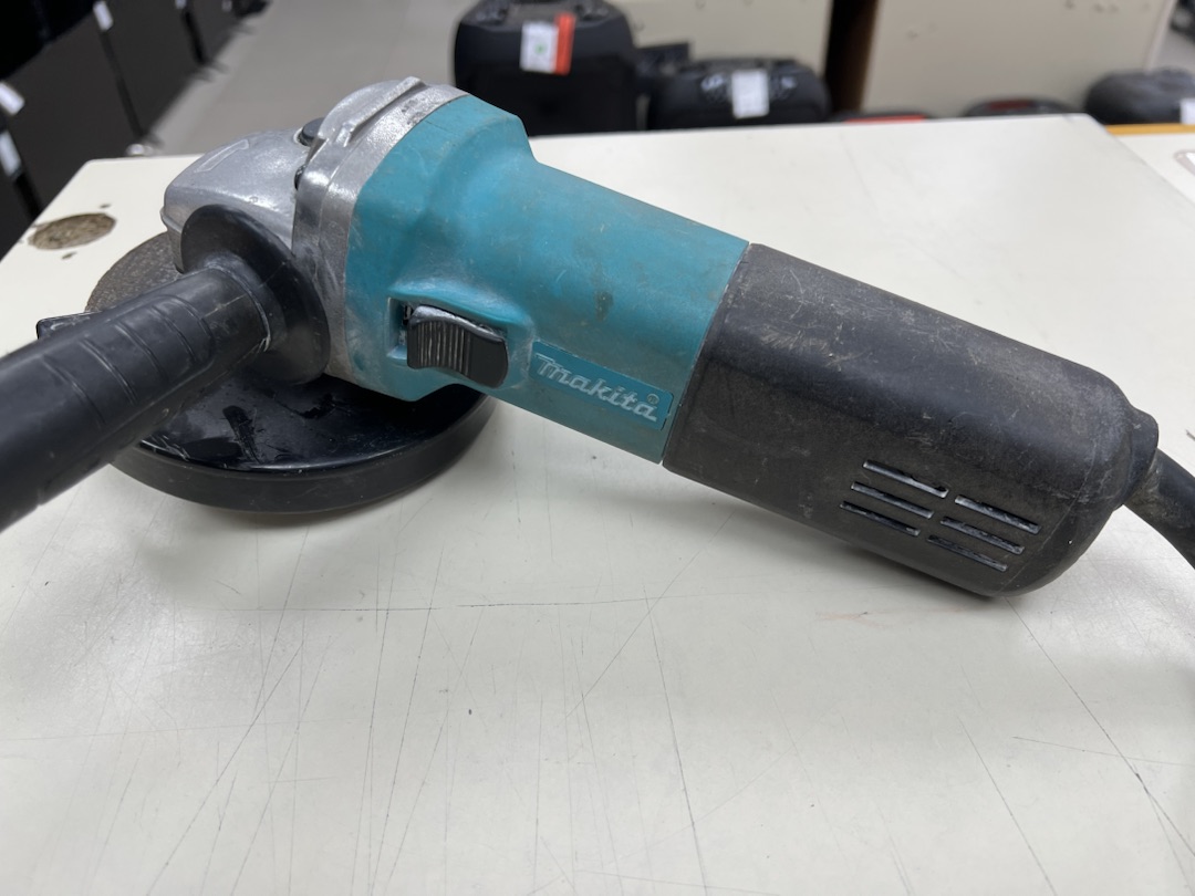 Угловая шлифмашина Makita 9555HN