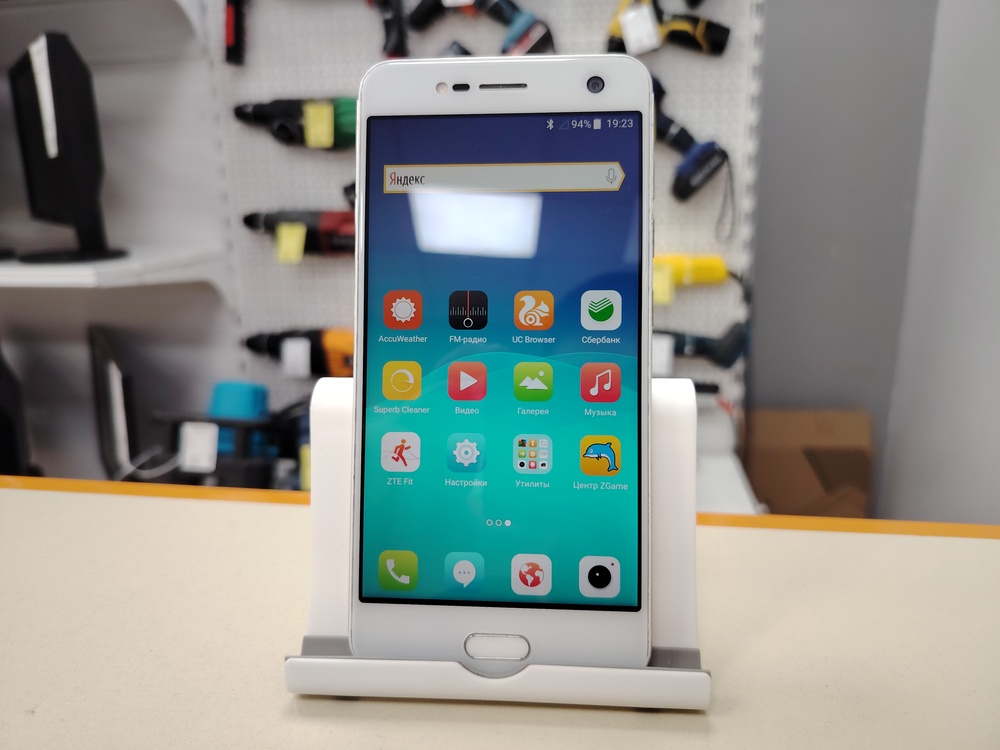 Смартфон ZTE V8