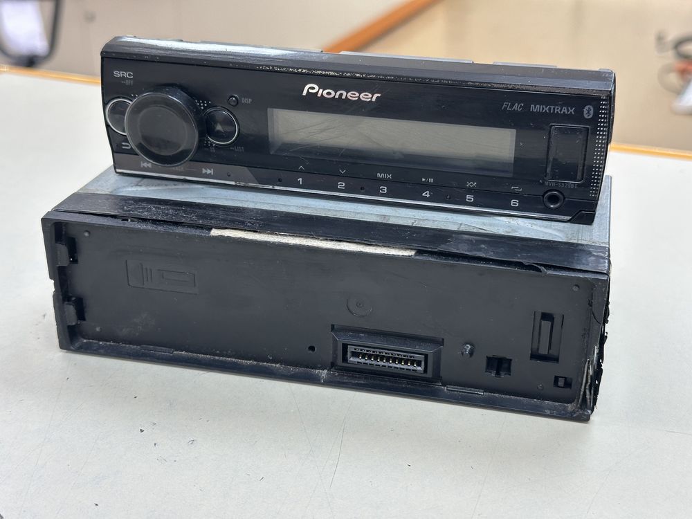 Автомагнитола Pioneer MVH-S520BT