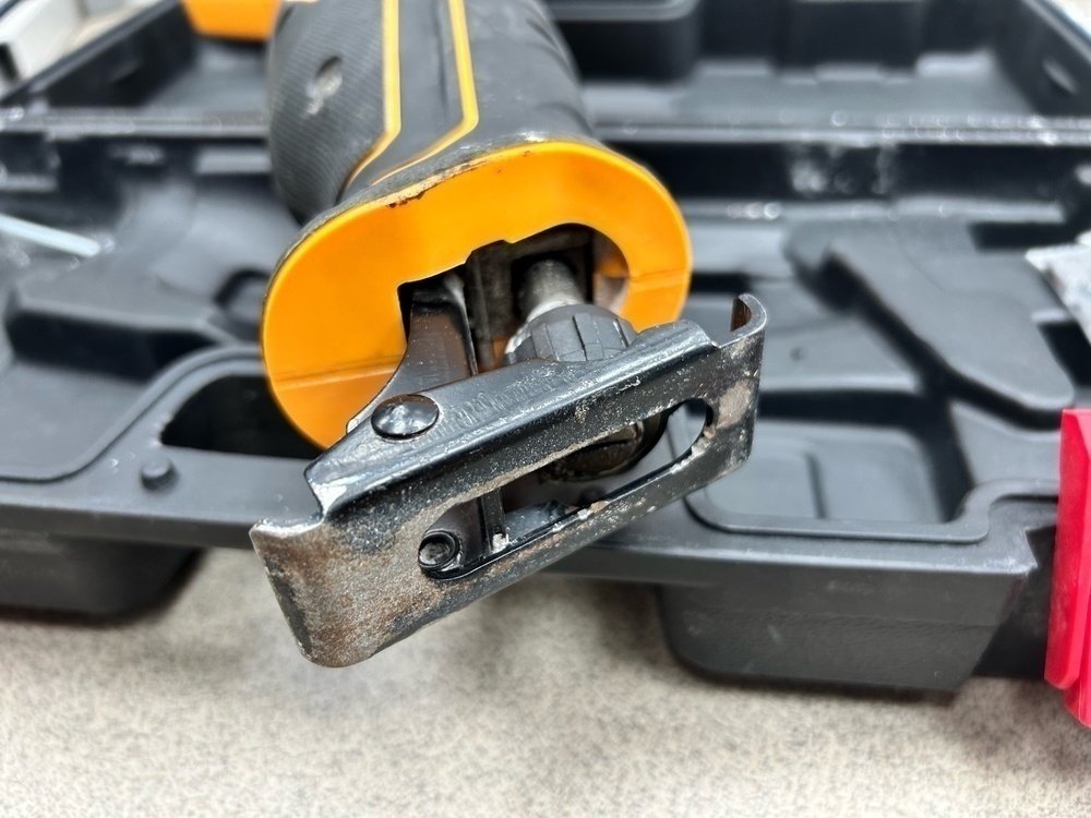 Сабельная пила DeWalt DW311