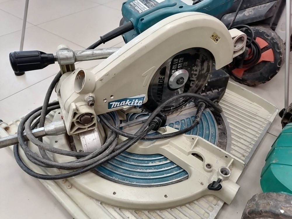 Торцовочная пила Makita LF1000