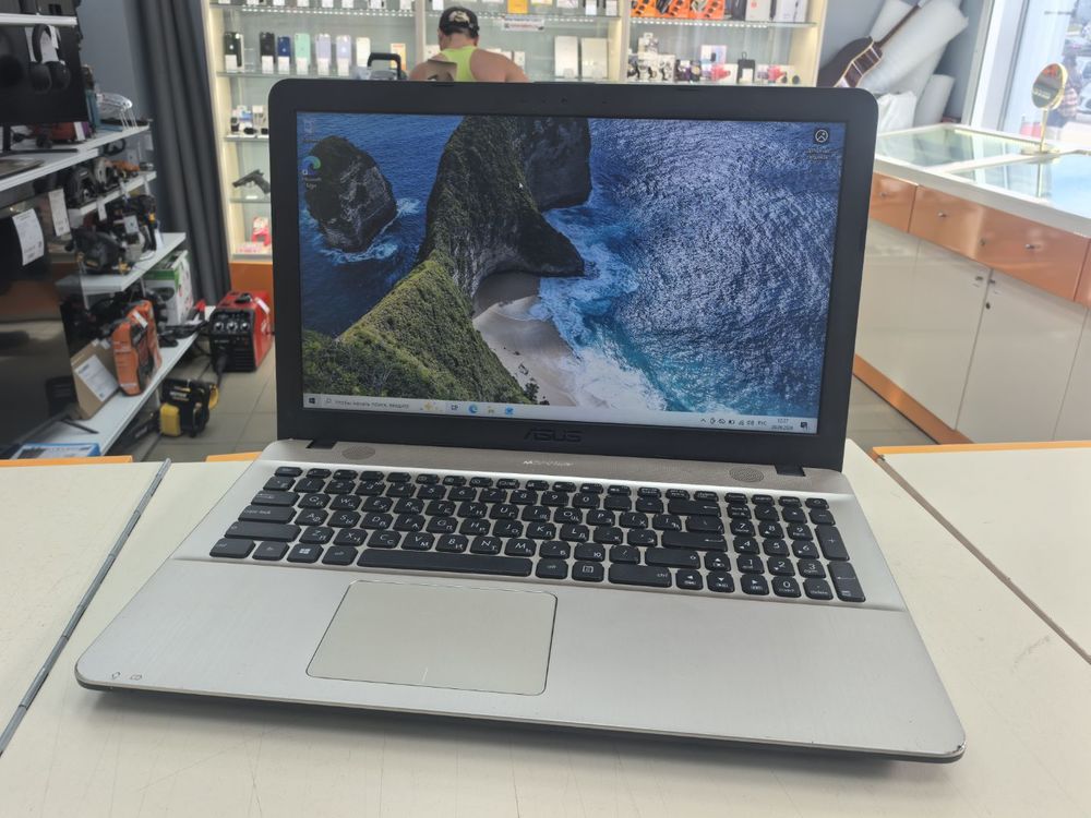 Ноутбук ASUS; Celeron N3350, Intel HD Graphics 500, 4 Гб, 500 Гб, Нет