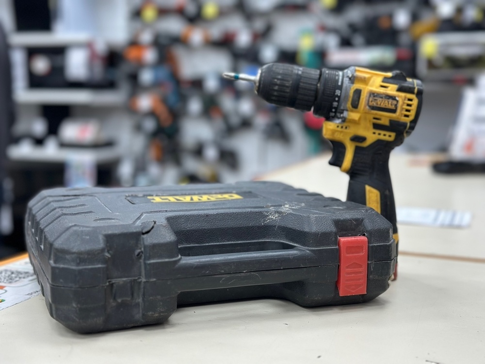 Шуруповерт Dewalt NoName