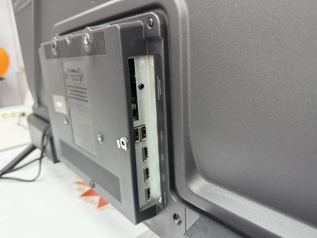 LED Телевизор HI HT-40H01FB