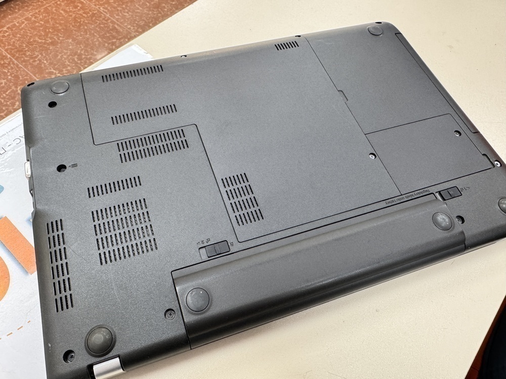 Ноутбук Lenovo thinkpad; A8-7100, Radeon R5 series, 8 Гб, 250 Гб, Нет