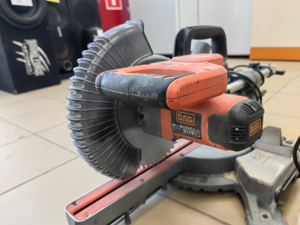 Торцовочная пила Black&Decker BES700