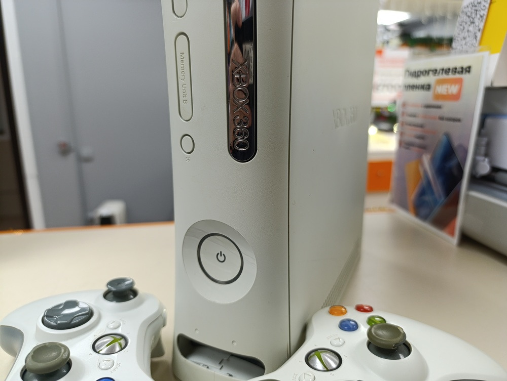 Игровая приставка Xbox 360;