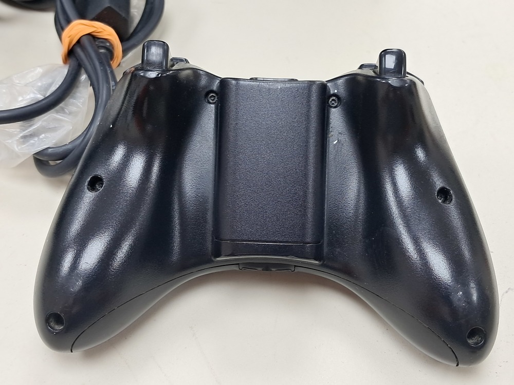 Игровая приставка Xbox 360;