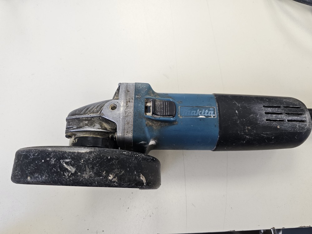 Угловая шлифмашина Makita 9555HN