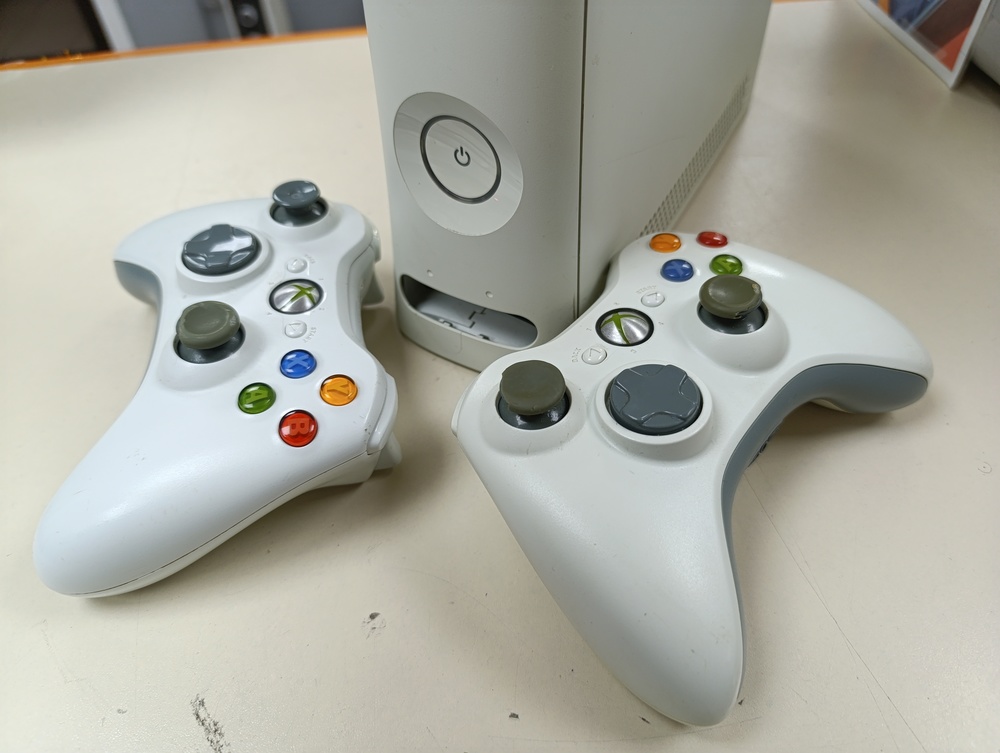 Игровая приставка Xbox 360;