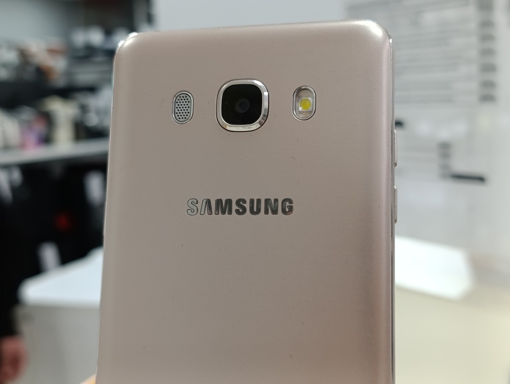 Смартфон Samsung Galaxy J5 2016 2/16