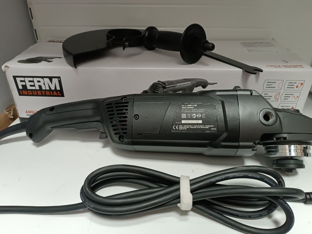 Угловая шлифмашина Ferm AGM1119Р
