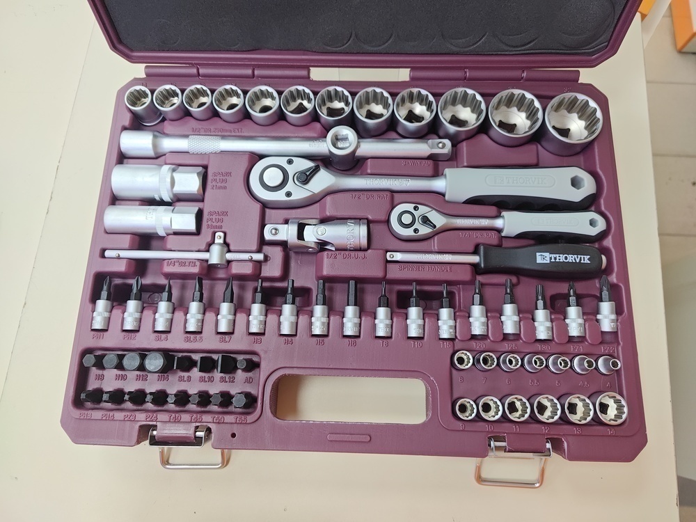 Набор инструментов Thorvik TS082 универсальный 1/4, 1/2 DR с головками торцевыми 12-гранными