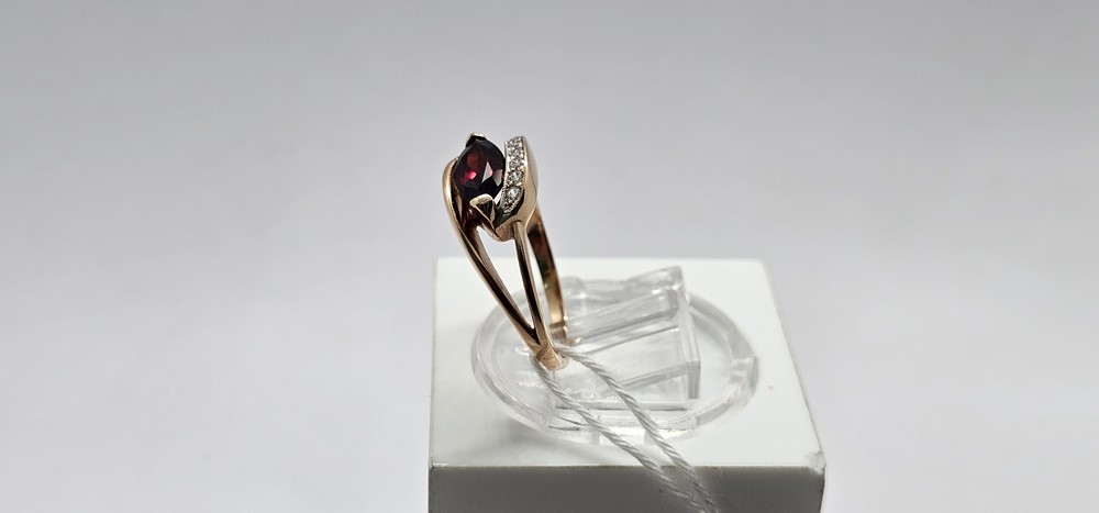 КОЛЬЦО С КАМНЯМИ (Au 585)