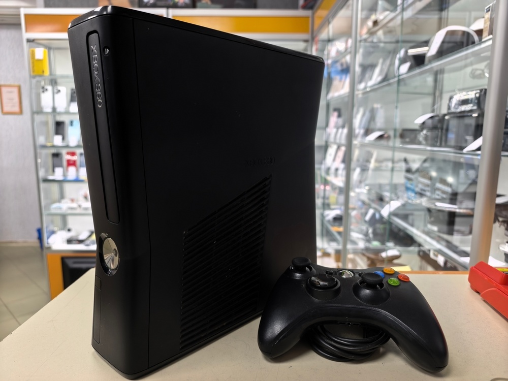 Игровая приставка Xbox 360;